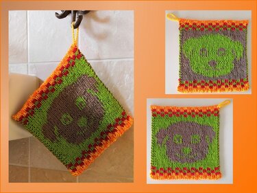 Quadratischer gestrickter Topflappen mit Hundemotiv in Grün und Braun, gelbe Schlaufe