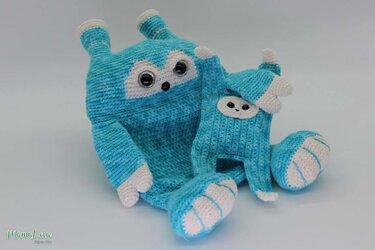Türkis-weißes gehäkeltes Schmusetuch mit passendem Kuscheltier nebeneinander