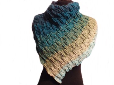 Dreieckstuch mit Farbverlauf in Blau-, Grün- und Beigetönen auf einer dunklen Schneiderpuppe