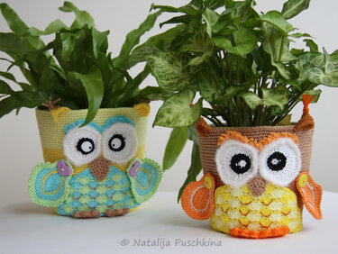 Zwei gehäkelte Eulen-Topfhüllen in Pastellgrün und Braun mit Topfpflanzen