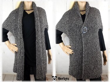 Mannequin mit grob gestrickter langer grauer Damenweste mit Schalkragen, offen und mit Brosche geschlossen