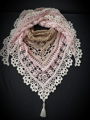 Gehäkeltes Dreieckstuch mit Spitzenmuster, Reihen und Quaste, ausgebreitet auf dunklem Hintergrund