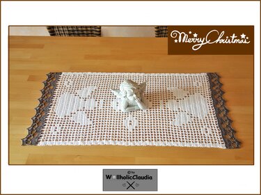 Weißer Filet-Häkel-Tischläufer mit Engelsmotiven und graubrauner Borte auf Holztisch