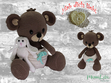 Zwei braune gehäkelte Amigurumi-Teddys (groß & klein) mit Windeln, weißem Häschen, Herz und Schriftzug „Hab dich lieb!“