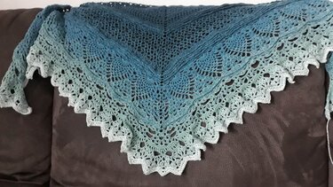 Gehäkeltes Dreieckstuch mit Farbverlauf von Blaugrün zu Mint und filigranem Lochspitzenmuster