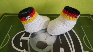 Fußball-Babysöckchen z.B. schwarz/rot/gold - Strickanleitung