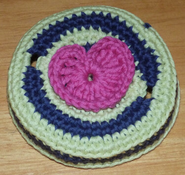 Häkelanleitung für einen Glasdeckel mit 2 Trinkhalmhaltern "für Verliebte"