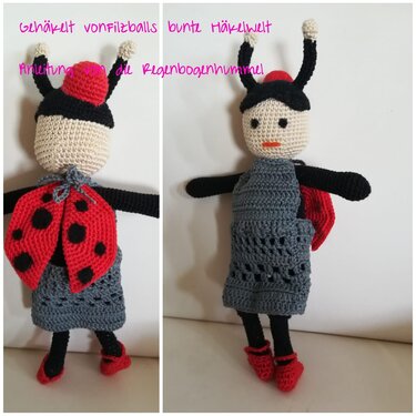 Gehäkelte Amigurumi-Puppe im Marienkäfer-Stil mit roten Flügeln und grauem Kleid