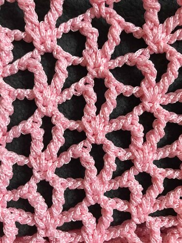 Rosa gehäkeltes Spitzen-Netzmuster mit offenen Maschen