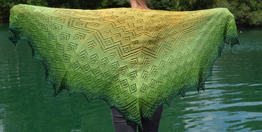Dreieckiges gestricktes Lacetuch in Gelb-zu-Grün Farbverlauf mit Diamant-Lacemuster und gezackter Kante