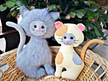 Verspielte Kätzchen häkeln in verschiedenen Varianten