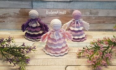 Drei kleine gehäkelte Engel mit gestuften Rüschenröcken