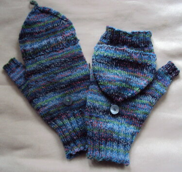 Mehrfarbige gestrickte fingerlose Handschuhe mit umklappbarer Fäustlingklappe und Knopf