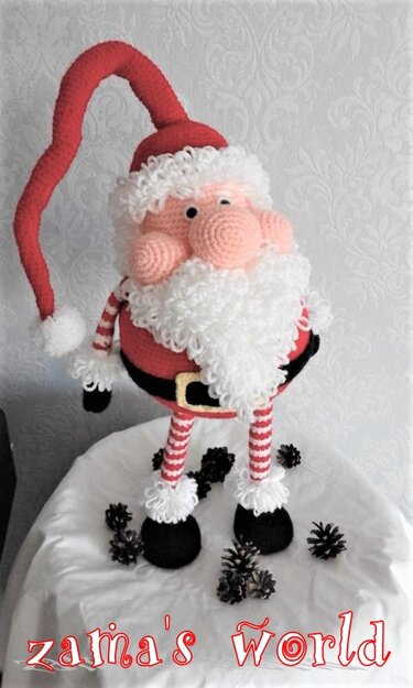 Gehäkelter Weihnachtsmann-Amigurumi in Rot und Weiß mit langer Zipfelmütze und lockigem Bart