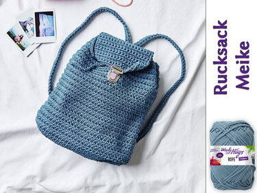 Jeansblauer gehäkelter Rucksack mit Deckelklappe und Metallverschluss auf hellem Hintergrund