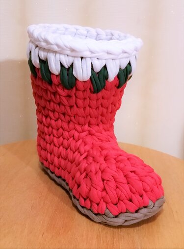 Gehäkelter roter Weihnachtsstiefel mit weißem Bund und grünem Zierstreifen