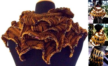Gestrickter rüschiger Loop in Braun-Gold mit Pailletten auf schwarzer Schaufensterpuppe