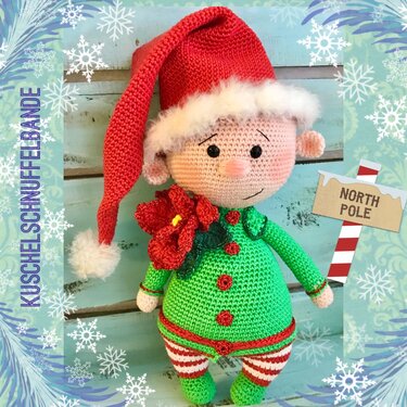Gehäkeltes Amigurumi-Elfchen mit roter Mütze und grüner Tunika