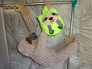 Kuschel-Faultier Frodo, mit Rucksack– gehäkelt von Dadade - Häkeln