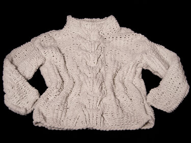 Weißer, grob gestrickter Kinderpullover mit Zopfmuster und Stehkragen