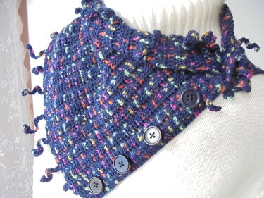 Cowl aus Sockenwolle mit Knöpfen und Fransen - Häkeln