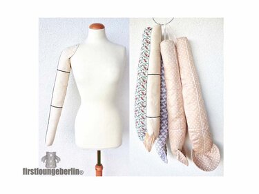 Schneiderpuppe mit abnehmbarem Stoffarm und mehrere Stoffarme hängen daneben