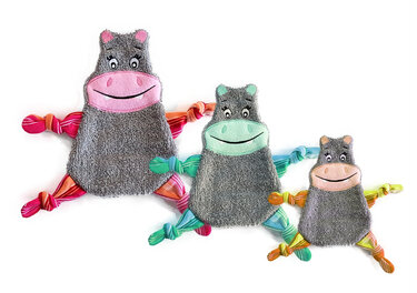 Drei graue Nilpferd-Stofffiguren in verschiedenen Größen mit bunten, geknoteten Armen und Beinen vor weißem Hintergrund.