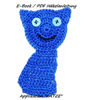 Gehäkelte blaue Katzen-Applikation mit Knopfaugen und gesticktem Lächeln