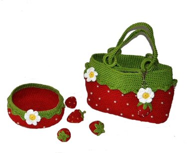Gehäkelte rote Tasche und Körbchen im Erdbeer-Design mit kleinen Erdbeer-Anhängern und Perlen