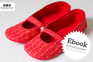 Rote Mary-Jane Stoff-Hausschuhe mit Herzmuster, Riemchen und Herzknopf