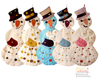 Fünf genähte Stoffschneemänner als Adventskalender mit Hüten und nummerierten Knöpfen auf weißem Hintergrund.