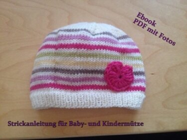 Gestrickte gestreifte Babymütze in Weiß, Rosa, Beige und Grau mit rosa Strickblume