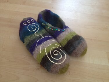 Bunte gestreifte Filzpantoffeln mit weißer Spiralstickerei und Pailletten