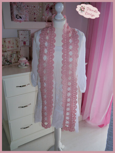 Mannequin mit langem, schmalem rosa Häkel-Schal mit Muschelkante