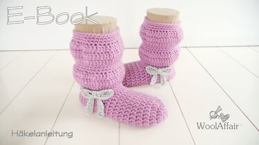 Rosa gehäkelte Kinderstiefel mit silberner Schleife