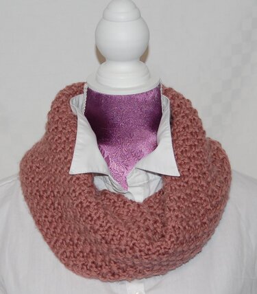 gestrickter Winter-Loop  mit Häkelblüte - Stricken