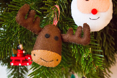 Rentier- und Weihnachtsmann-Anhänger aus Filz - Nähanleitung und Schnittmuster kostenlos