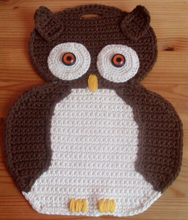 Braun-weißer, gehäkelter Eulen-Topflappen mit Schlaufe