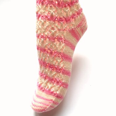 Gestrickte Knöchelsocke in Pastellrosa und Creme mit Ajourmuster, Seitenansicht