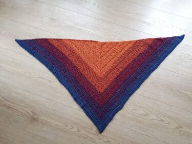Gehäkeltes Dreieckstuch mit mittiger Spitze und breiten Streifen in Orange, Rot, Violett und Blau