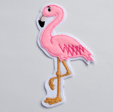 Rosa Flamingo-Applikation mit weißem Rand und goldenen Beinen