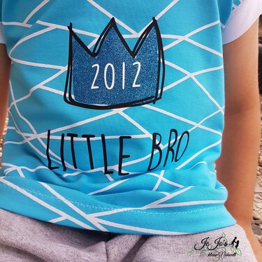 Türkis-blaues Kinder-T-Shirt mit weißem Linienmuster, glitzernder blauer Krone mit '2012' und schwarzem Schriftzug 'LITTLE BRO'.