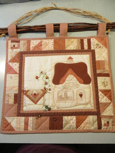 Rustikaler Patchwork-Wandbehang mit appliziertem Hausmotiv und Knopfverzierung
