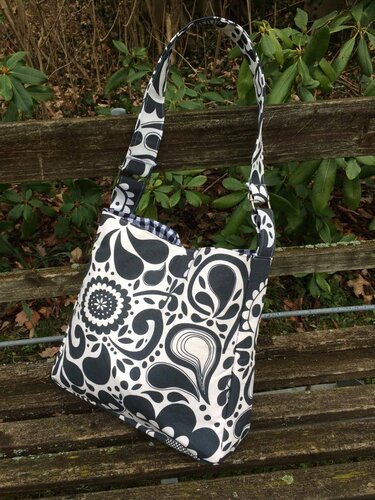 Detailaufnahme einer genähten Stofftasche mit schwarz-weißem Muster