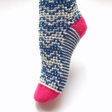 Gestrickte Damensocke mit blau-beigem Mosaik- und Streifenmuster und pinker Spitze und Ferse