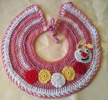 Gehäkeltes Baby-Lätzchen in Rosa und Weiß mit Streifen, gehäkeltem Tiergesicht und bunten Kreis-Applikationen