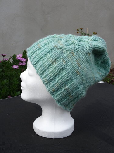 Styroporkopf mit mintgrüner gestrickter Slouch‑Mütze und breitem Rippenbündchen