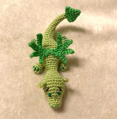 hellgrüner gehäkelter Amigurumi-Drache mit blattförmigem Rückenkamm