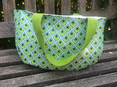 Tasche mit breiten Gurtband-Trägern, Tropfenmuster und weißem Futter