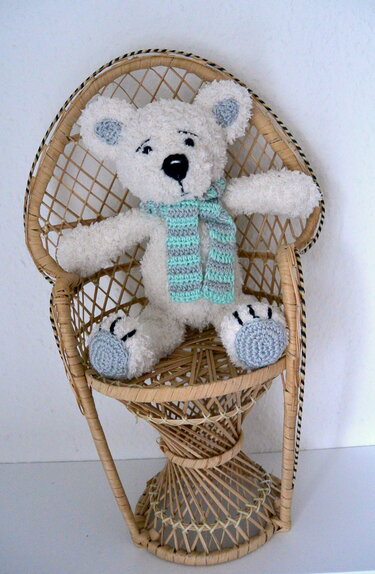 Flauschiger, gehäkelter Amigurumi-Teddy mit mintgrün gestreiftem Schal und hellgrauen Pfotenballen
